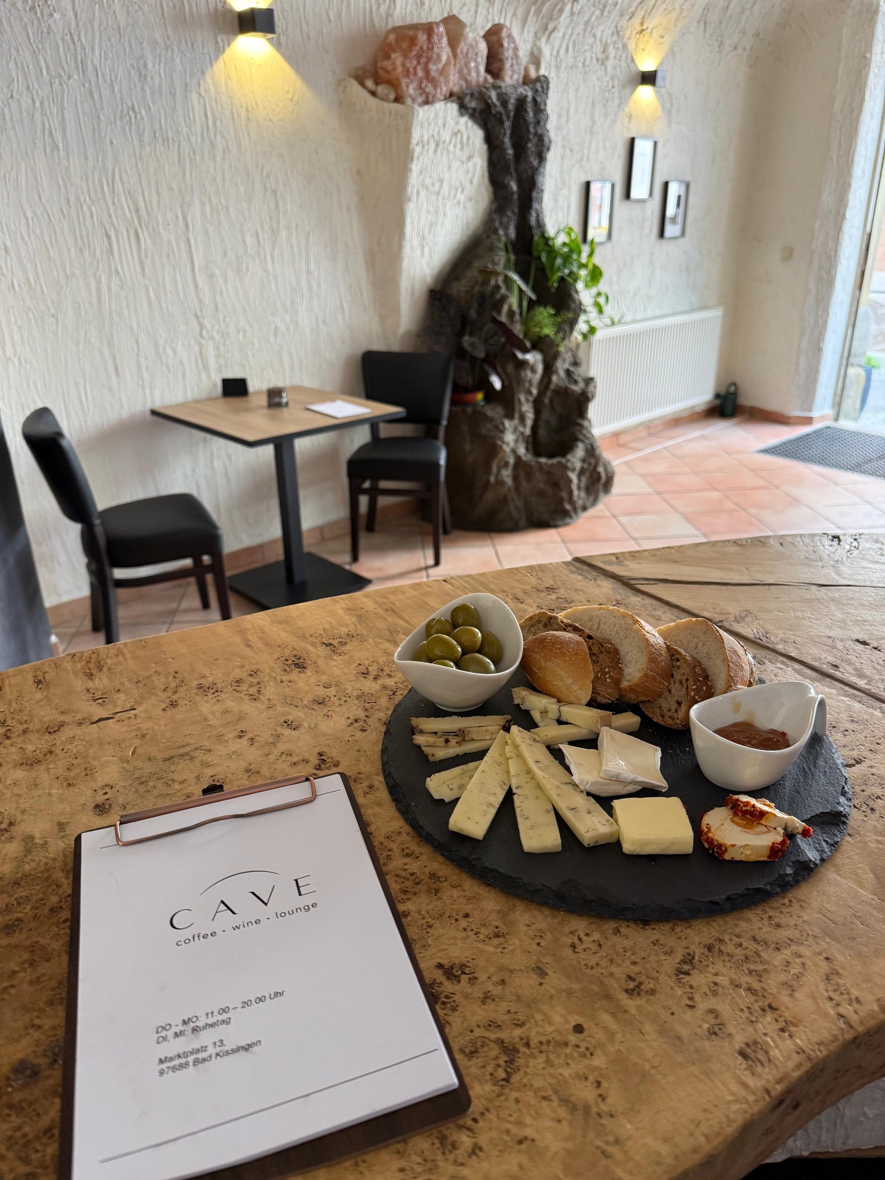 Käseplatte mit Brot und Oliven im CAVE